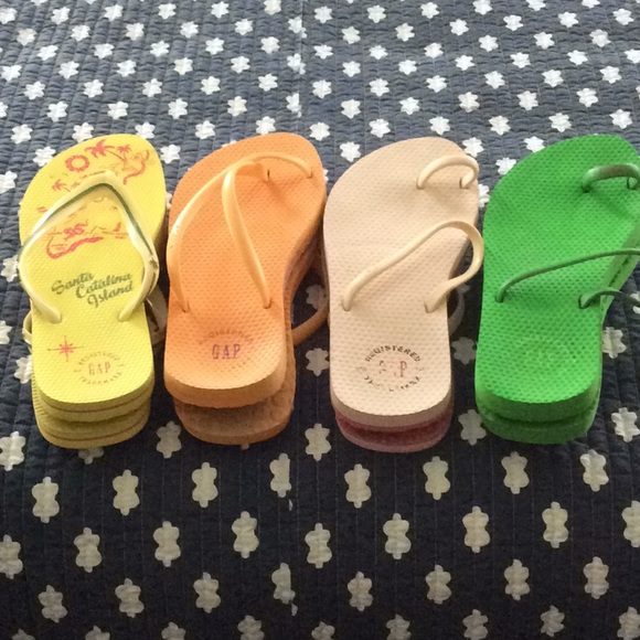 GAP Flip Flops (Lot of 4) - Picture 3 of 3